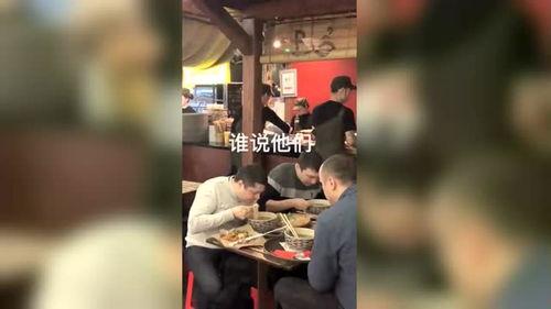 俄罗斯网红东北小伙唱歌,俄罗斯网红演绎经典歌曲，魅力四溢