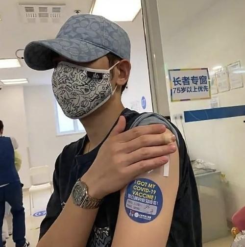 明星有疫苗疤,揭秘接种后的美丽印记