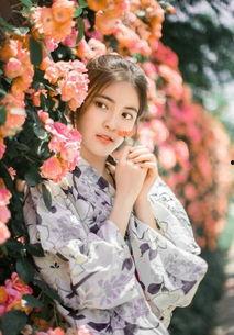 和服吃瓜少女照片,夏日风情下的悠闲时光
